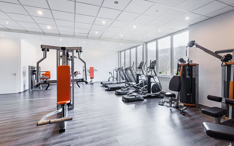 Moderner Trainings- und Fitnessbereich einer Physiotherapiepraxis