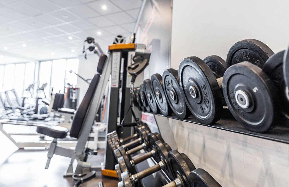 Krafttrainingsbereich mit Geräten für medizinische Trainingstherapie