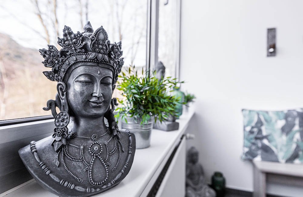 Buddha-Statue als Dekoration im Behandlungsbereich der Praxis