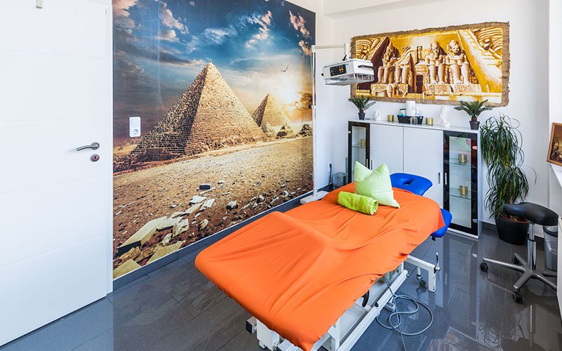 Moderner Behandlungsraum einer Physiotherapiepraxis mit Therapieliege